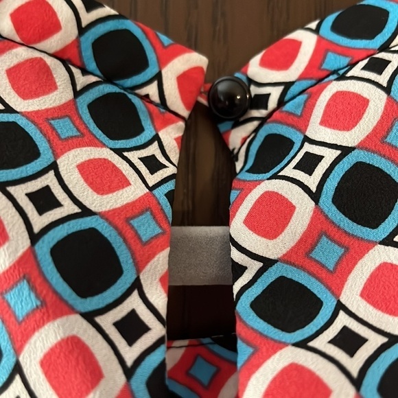 Nine West sleeveless turquoise/ white/ coral patterned blouse. Size Medium - Picture 6 of 7